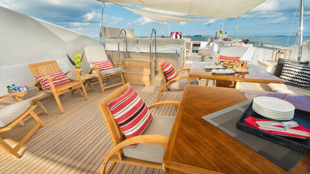 Gladius aft deck lounge and dining