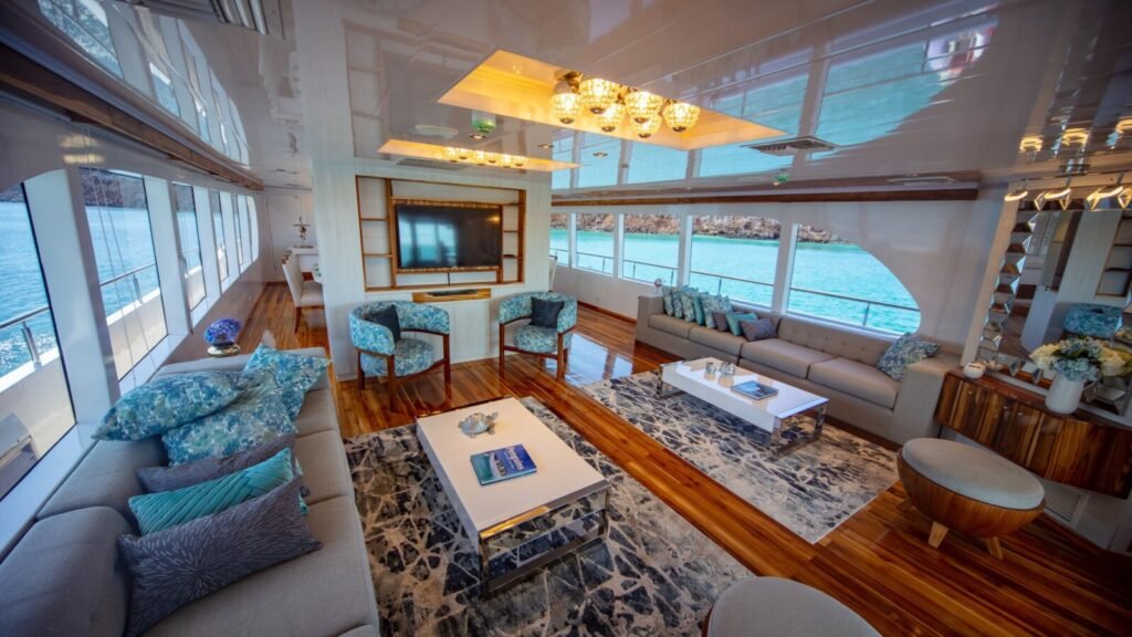 GRAND DAPHNE Main deck lounge