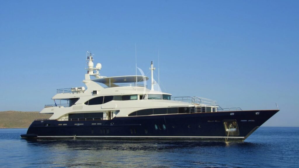 GRANDE AMORE Profile at anchor