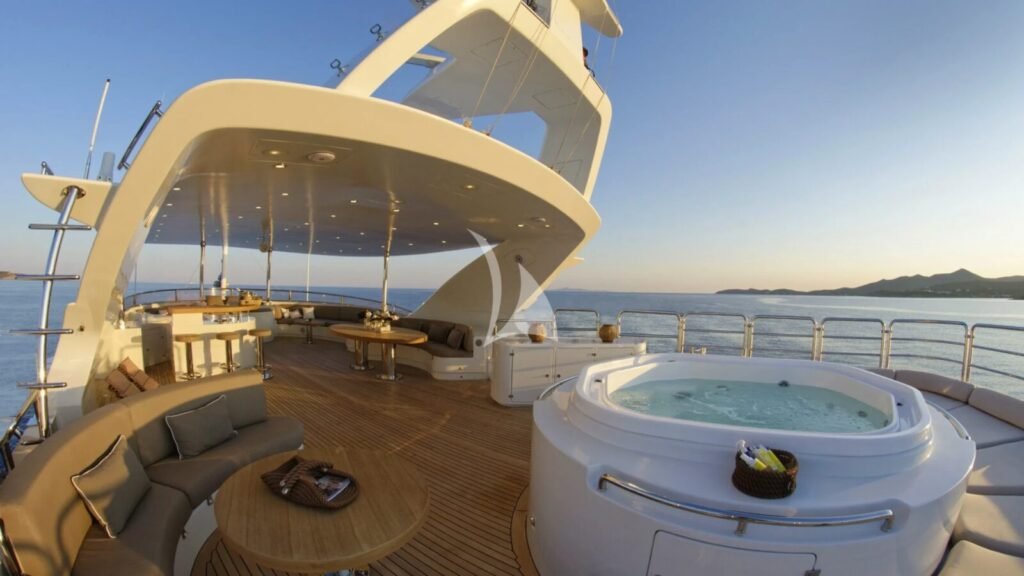 GRANDE AMORE Sun deck spa pool
