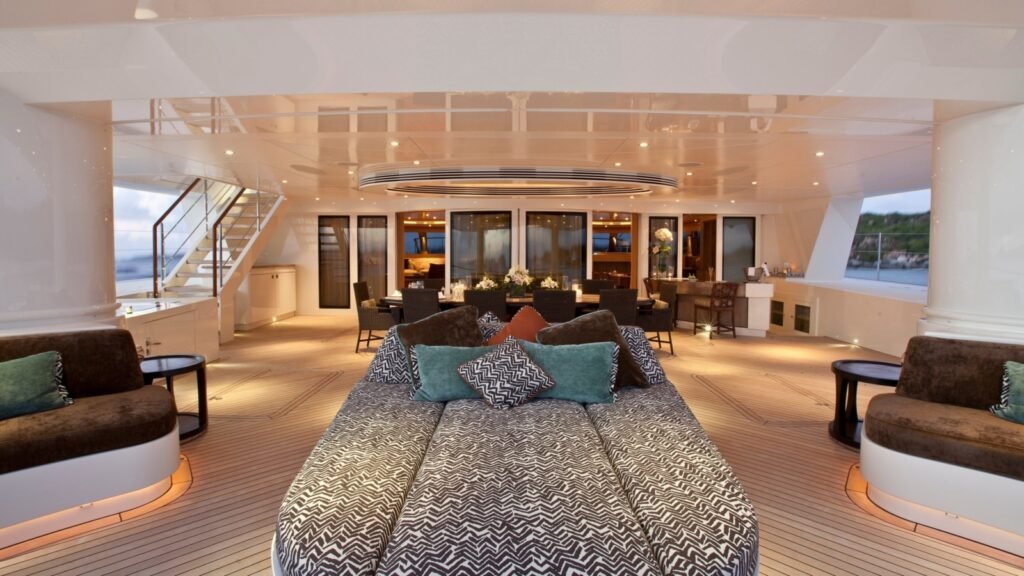 HEMISPHERE - Main deck salon