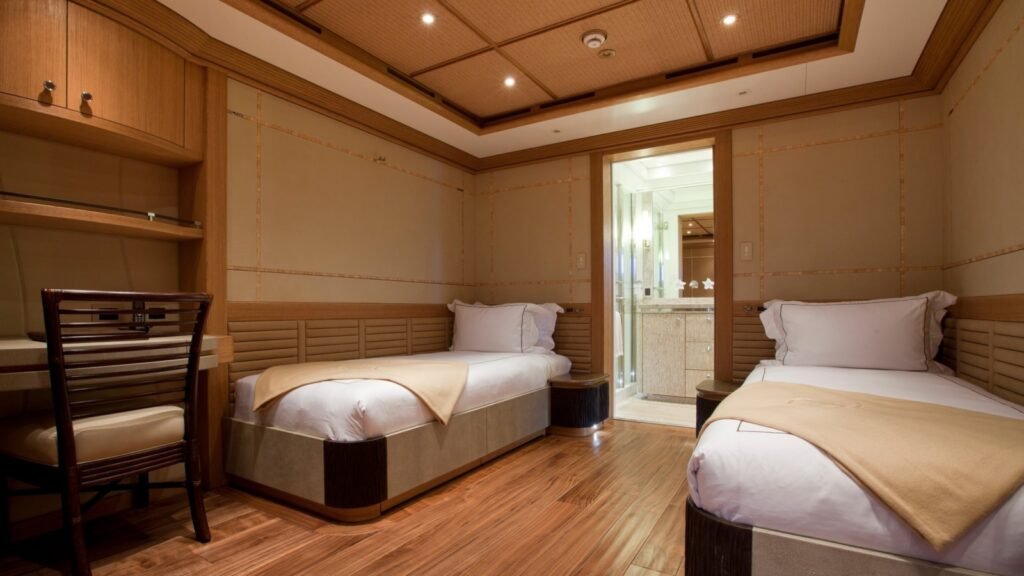 HEMISPHERE - Twin cabin
