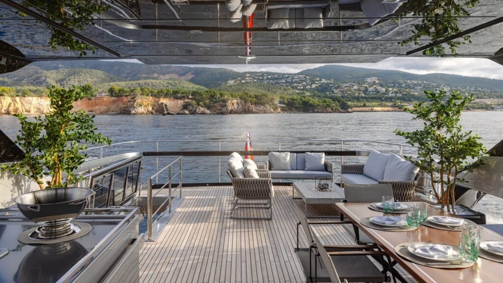 M/Y HP6 aft deck alfresco dining