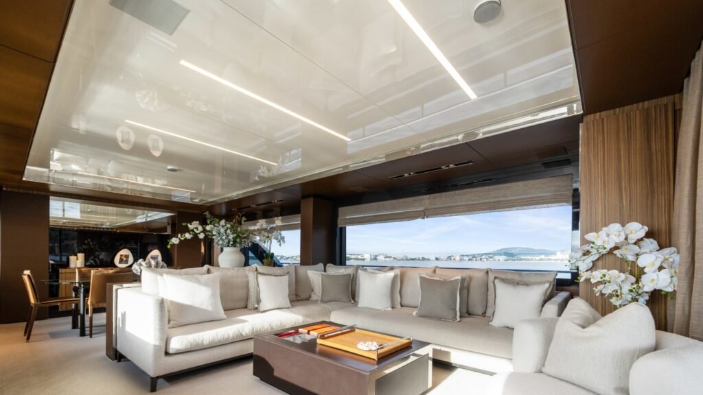 M/Y HP6 main salon