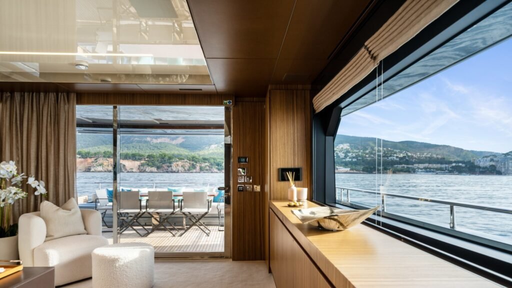 M/Y HP6 salon lounge