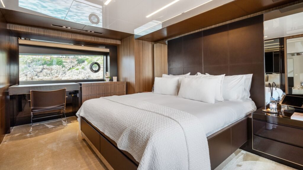 M/Y HP6 guest double cabin