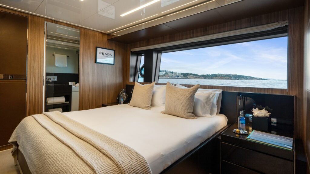 M/Y HP6 master stateroom