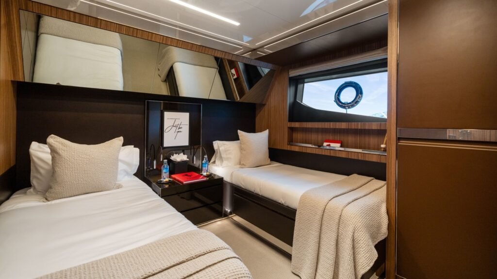M/Y HP6 twin cabin