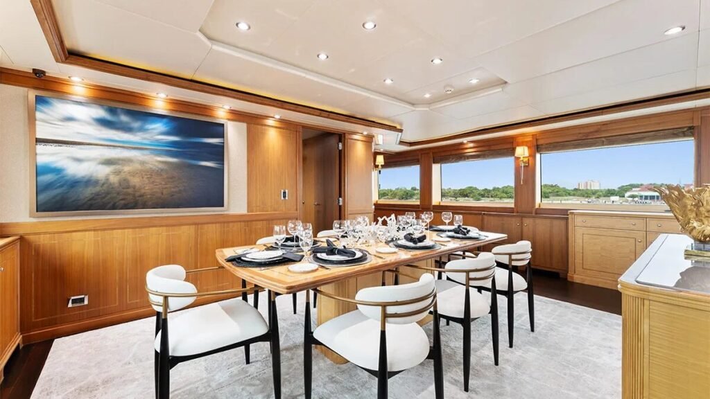 Invictus motor yacht image 12