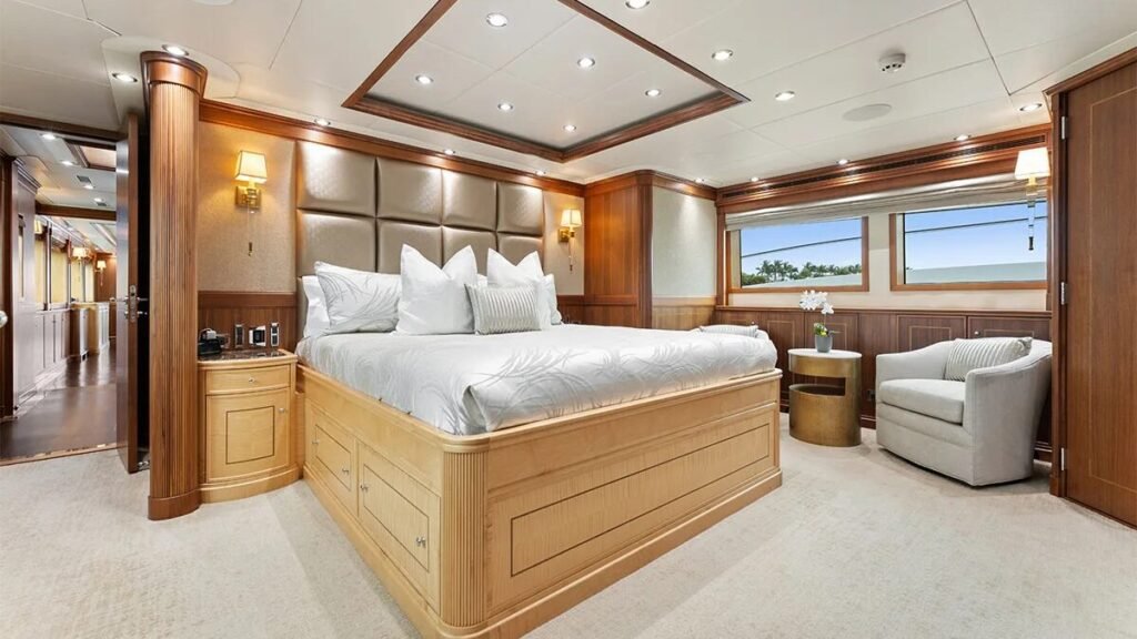 Invictus motor yacht image 14