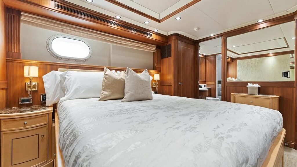 Invictus motor yacht image 15