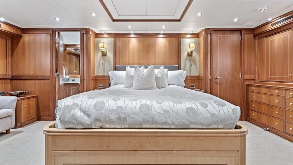 Invictus motor yacht image 16