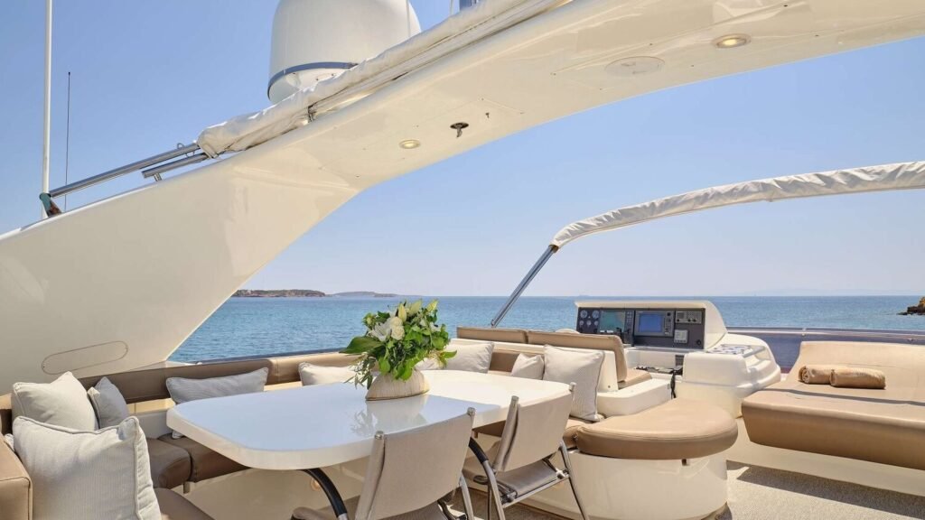 JULIE M - Flybridge Helm