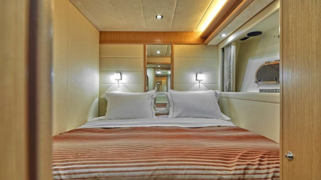 JULIE M - Vip Cabin