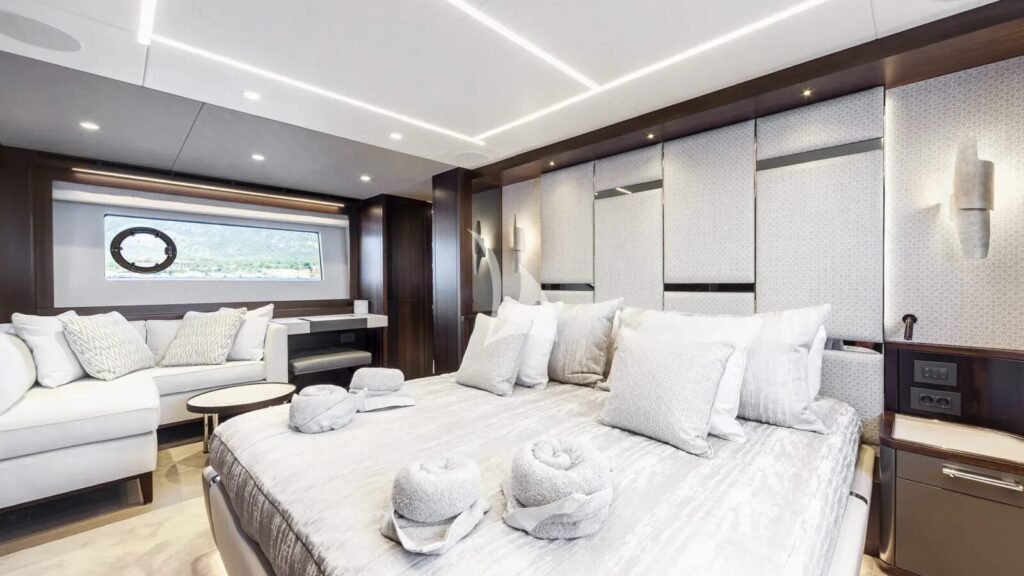 JUNIOR yacht charter photo