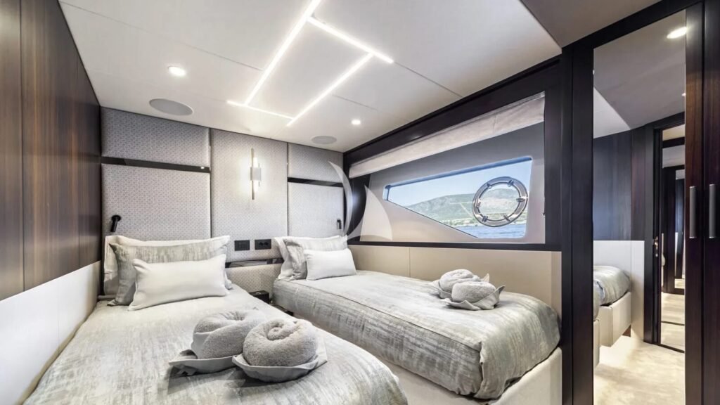 JUNIOR yacht charter photo