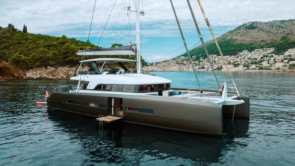 S/Y La Gatta Lagoon Seventy 7 profile at anchor