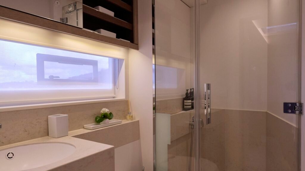 S/Y La Gatta guest bathroom
