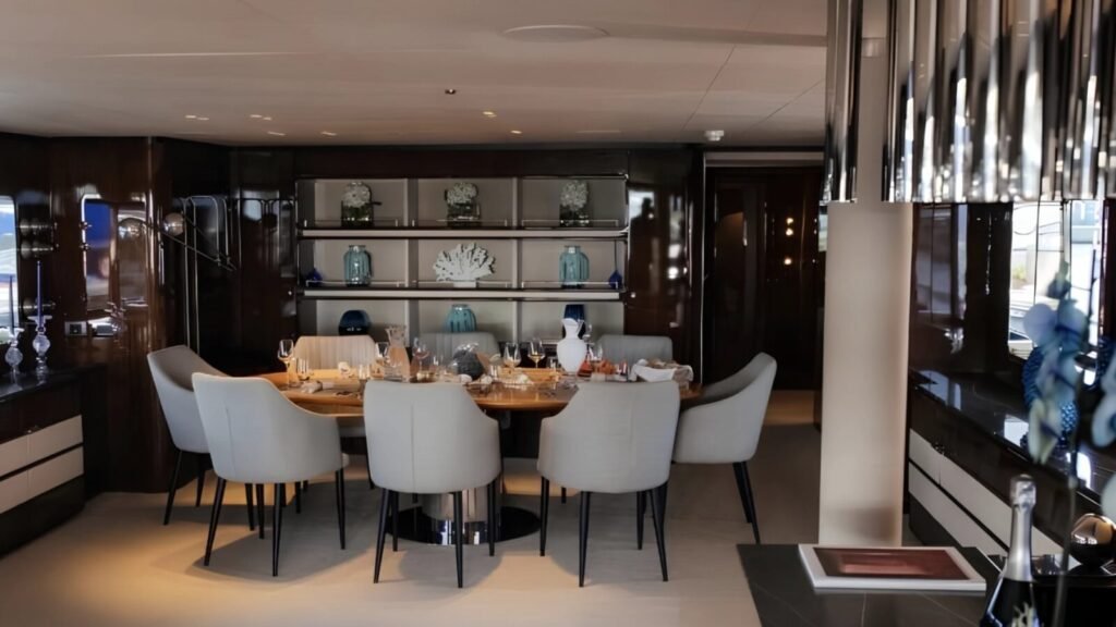 LADY IN BLUE - Formal dining