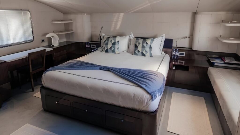 LADY IN BLUE - Master stateroom