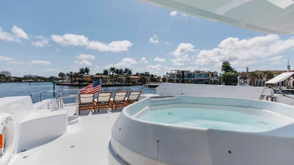 Lanida Delta Marine 124 motor yacht 5
