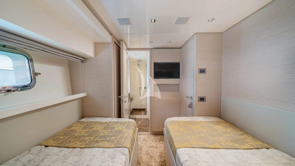 LUCKY yacht charter photo