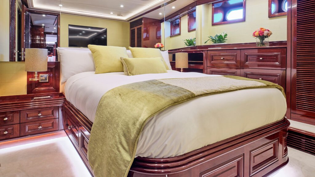 MIA ZOI yacht for charter