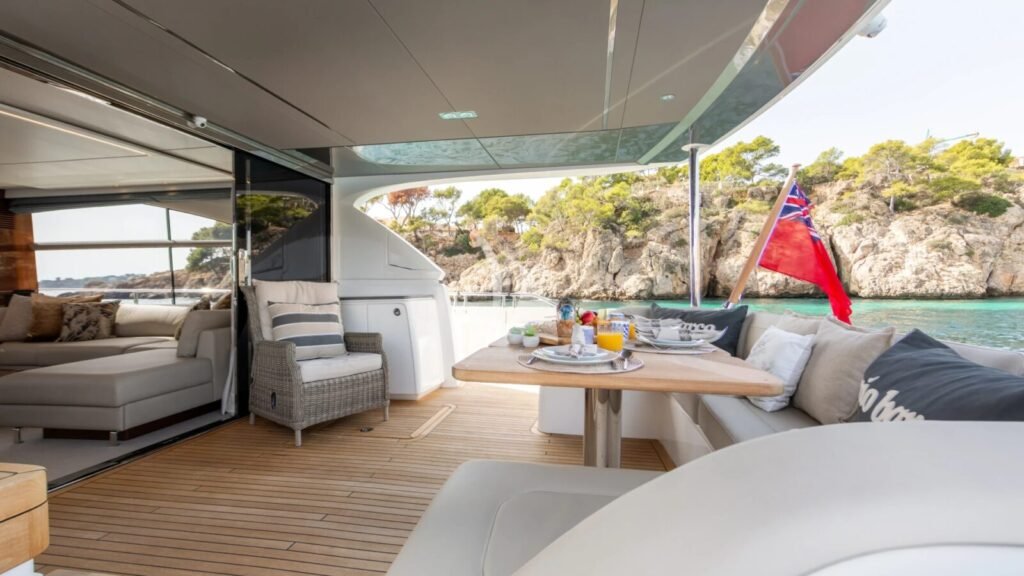 MIO BARCO Aft deck