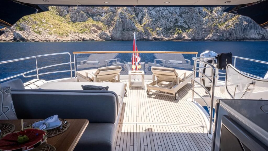 MOONLIGHT Foredeck