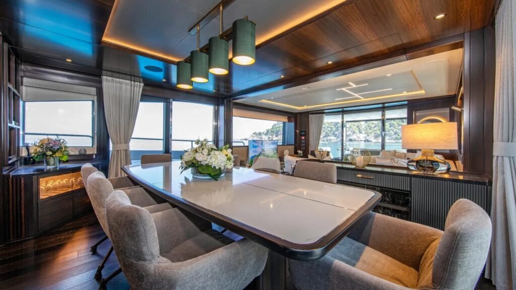 MOONLIGHT Formal dining