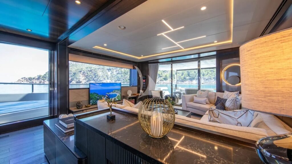 MOONLIGHT Main salon