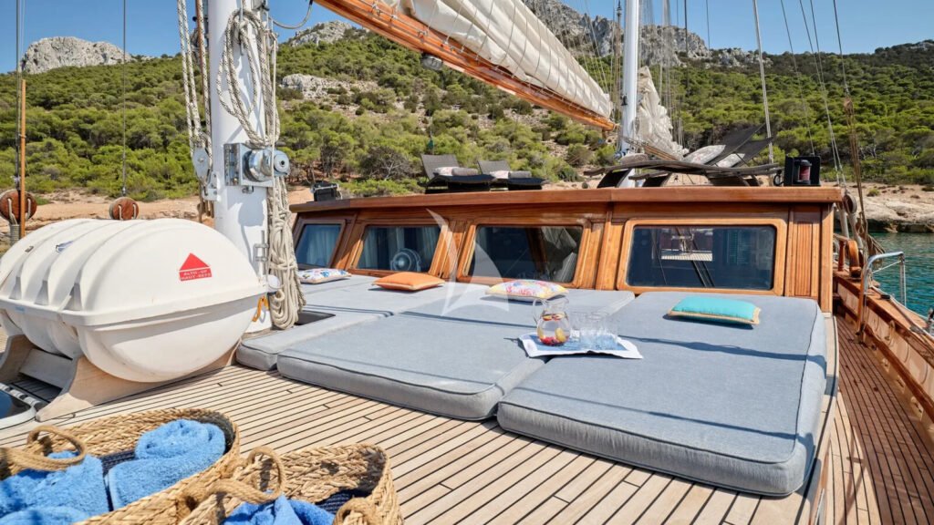 Myra - Foredeck sunbeds