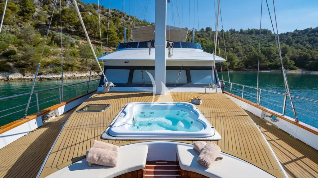 NAVILUX - foredeck spa pool and sun pads