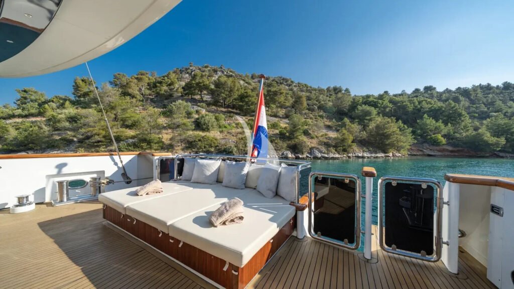 NAVILUX - aft deck sun lounge
