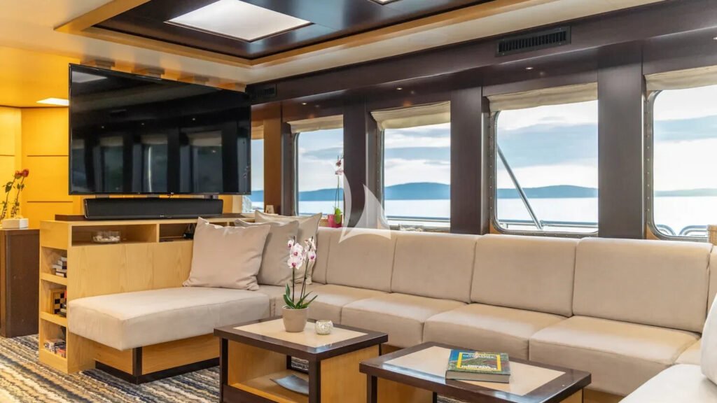 NAVILUX - main salon lounge