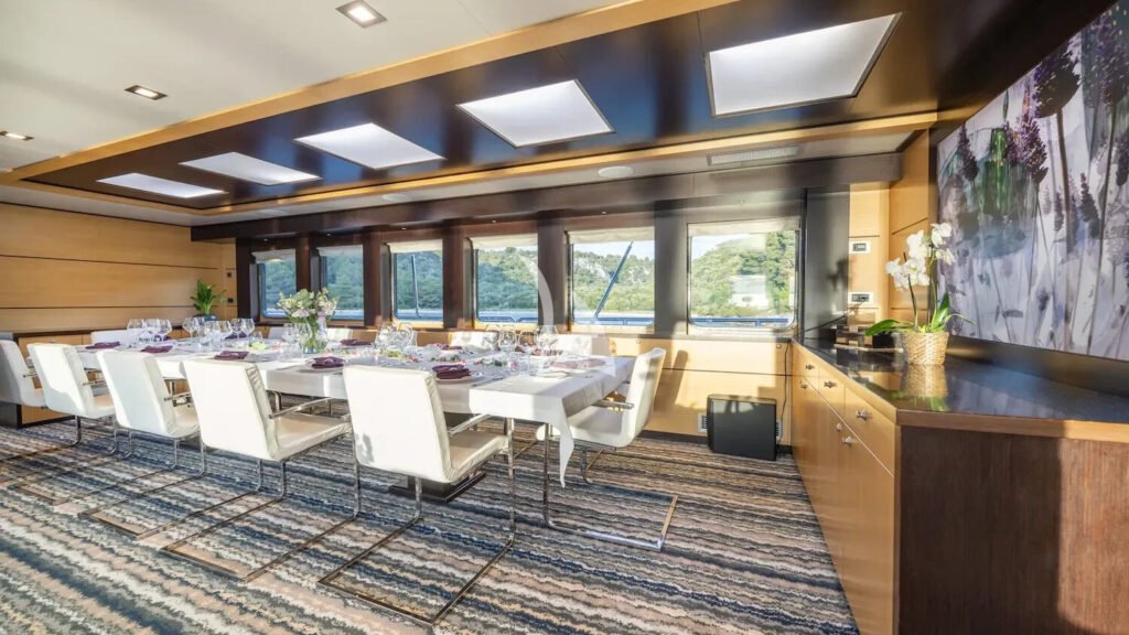 NAVILUX - salon lounge and bar