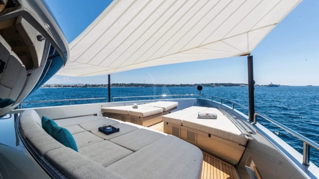 NEW YORK Sanlorenzo SX100 foredeck sun lounge