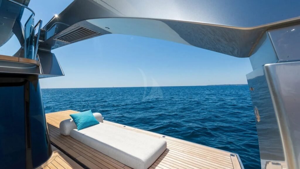 NEW YORK Sanlorenzo SX100 beach club swim platform