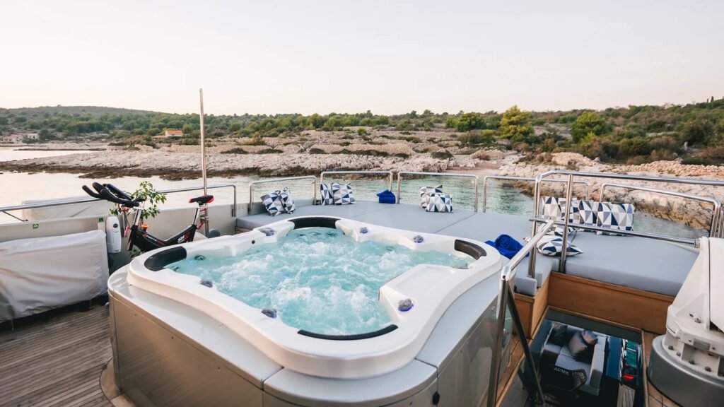 ONE BLUE - foredeck spa pool