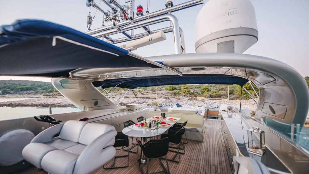 ONE BLUE - shaded aft deck dining