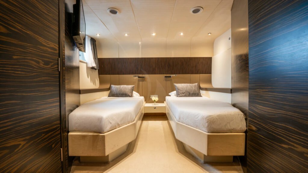 ONE BLUE - twin cabin