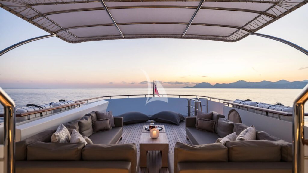 ORIZZONTE - shaded deck lounge