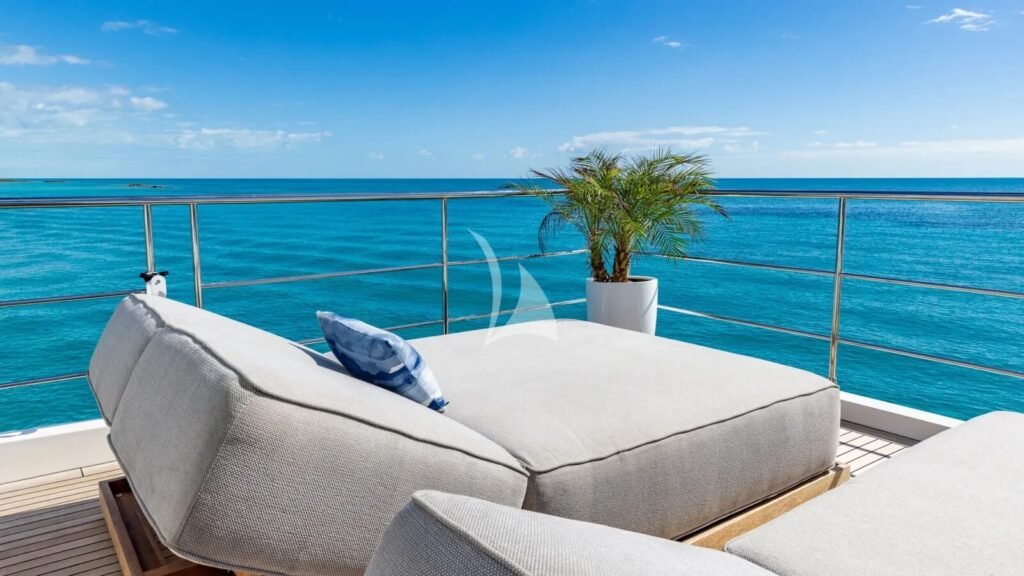 PIER PRESSURE Flybridge sun lounge