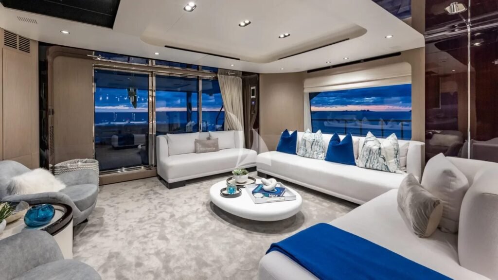 PIER PRESSURE Main salon