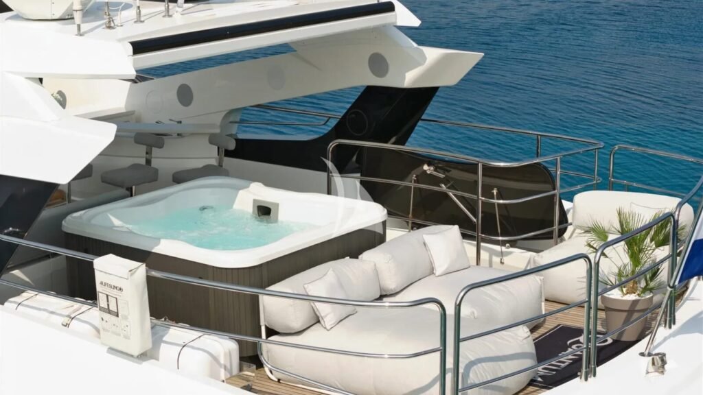 QUANTUM Flybridge spa pool