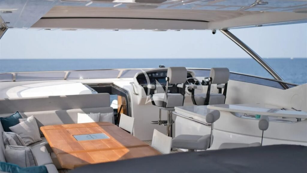 QUANTUM Flybridge dining