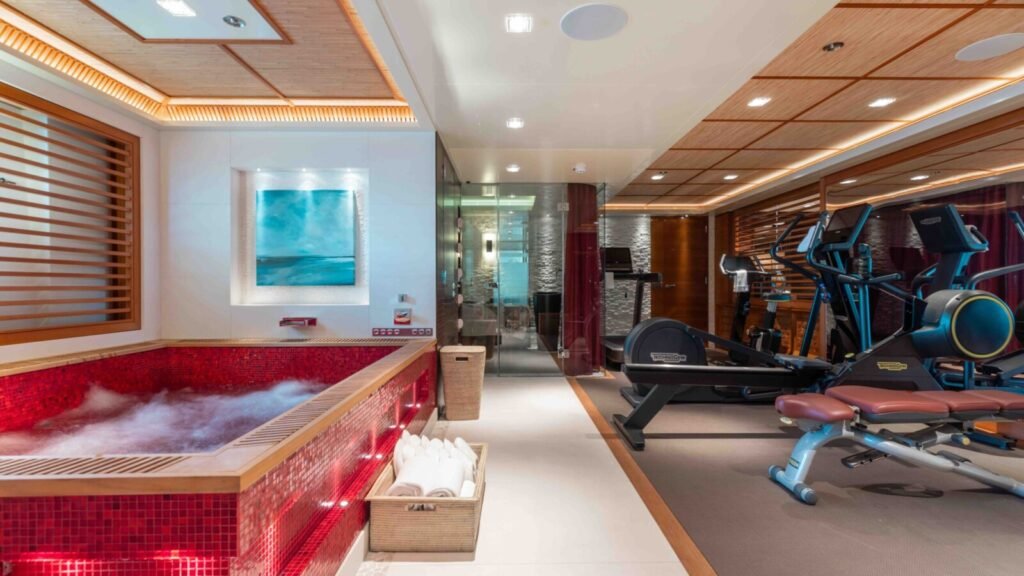 QUANTUM OF SOLACE spa pool and gym
