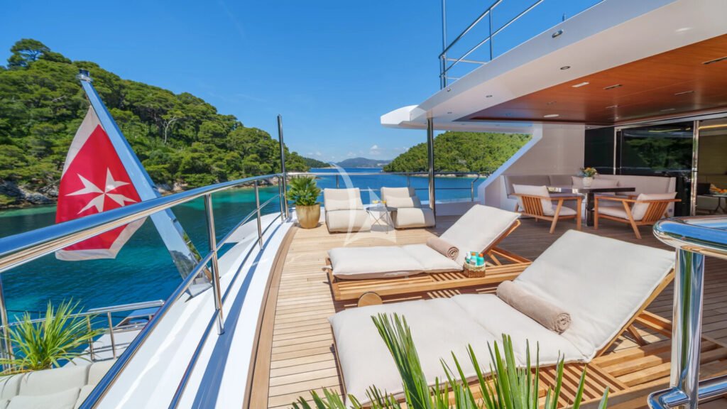 RENATA - side deck loungers and spa pool