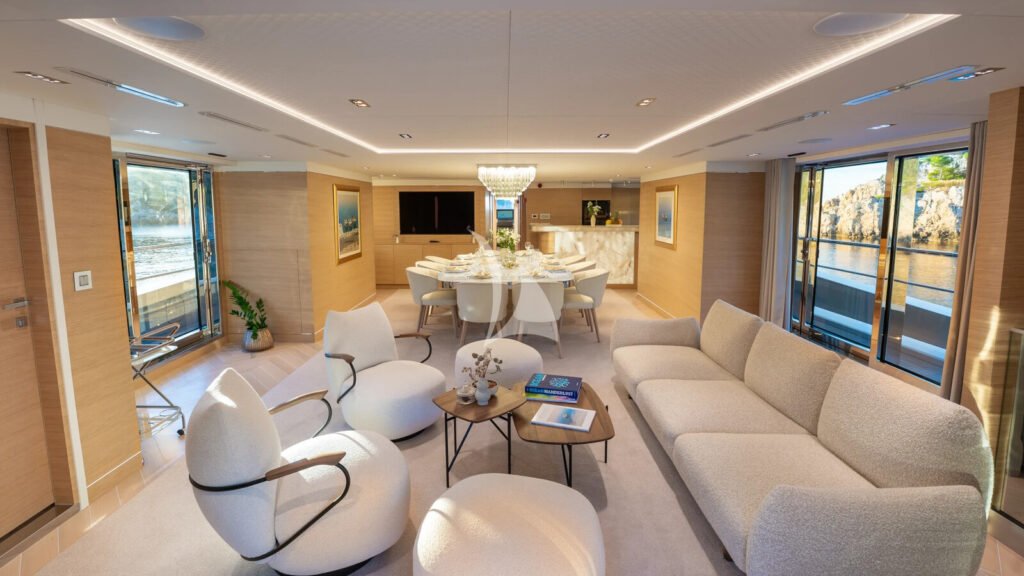 RENATA - main salon lounge
