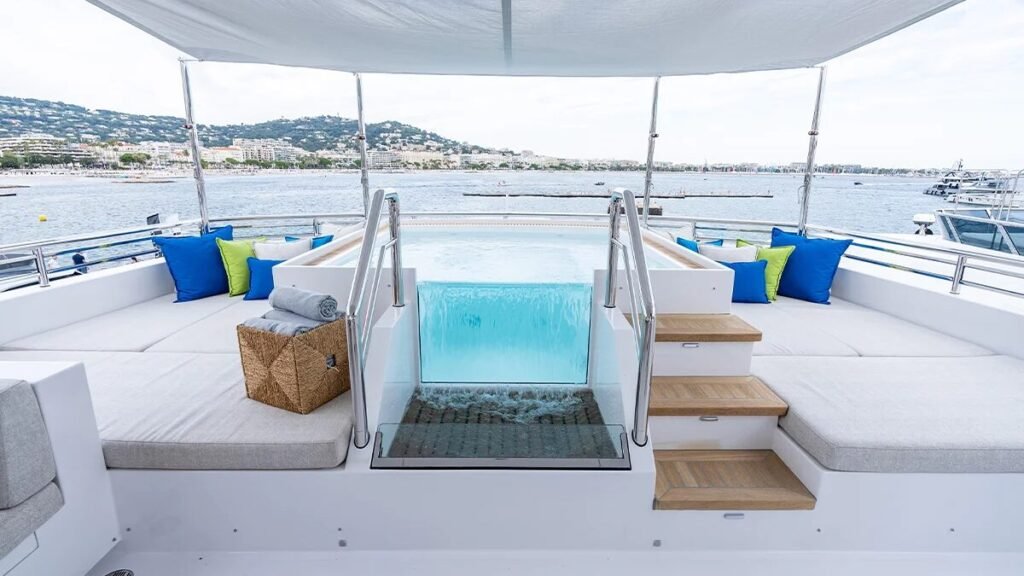Romeo Foxtrot - Sundeck spa pool